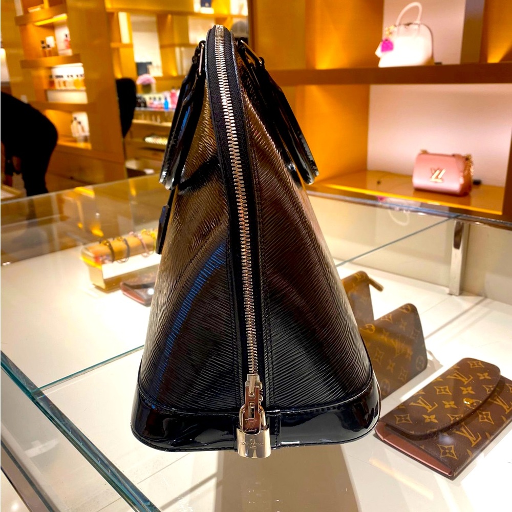 I am selling my Louis Vuitton Alma Epi leather GM size, colour is electric noir.